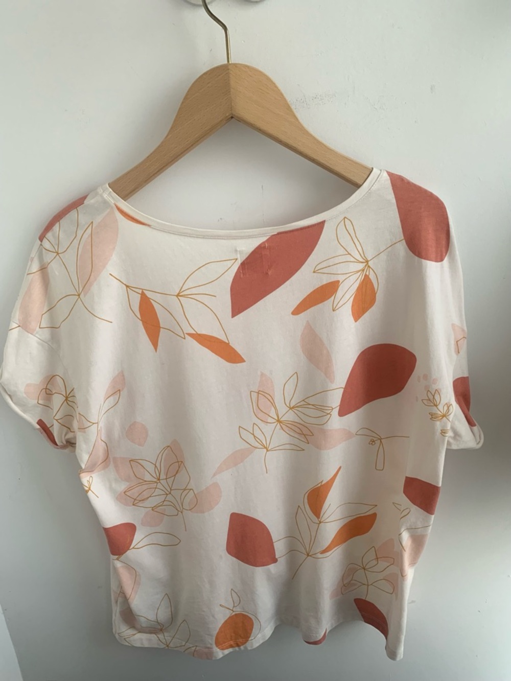 🇫🇷 Cream Short-Sleeve Tee with Rust Floral and Peach Motif - Picture 8 of 11